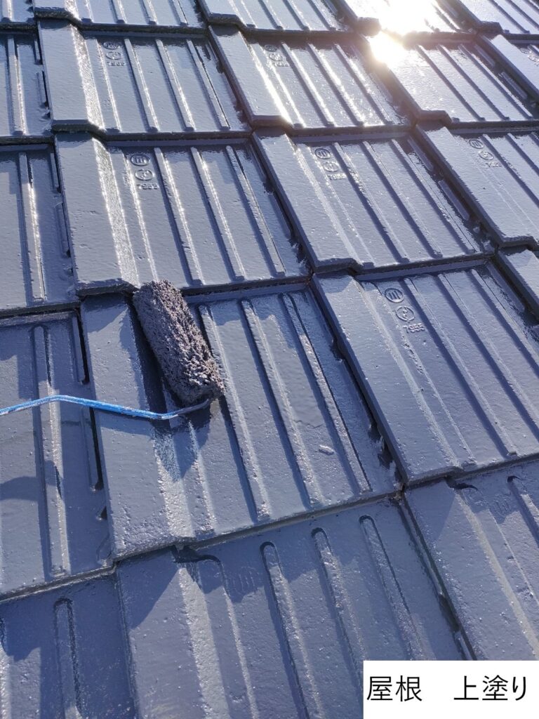 屋根の上塗りを行います。<br />
塗料の性能を十分に発揮させるためには、上塗りの塗装が必要不可欠です。